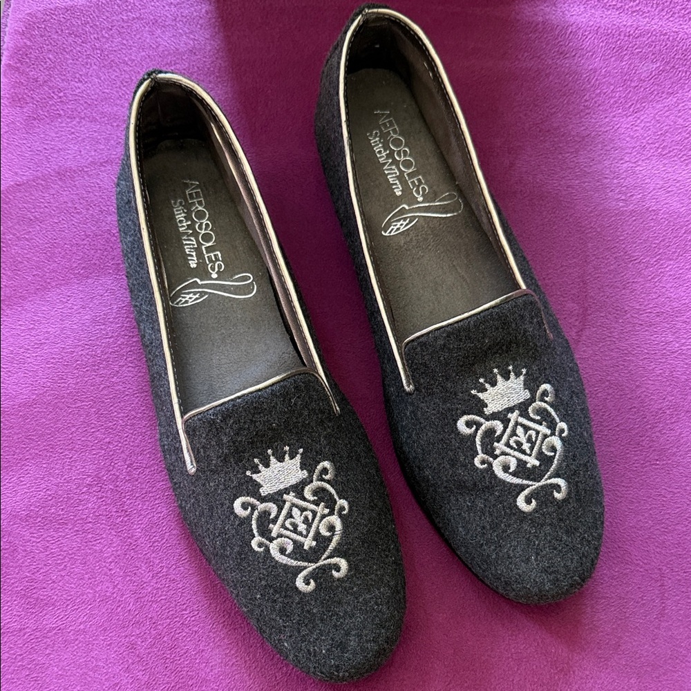 NEW AEROSOLES StichNTurn Slip Ons with Silver Embroidered Crest Sz. 9